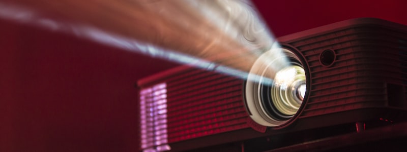 现代都市职场剧海报，讲述商业竞争与人性抉择